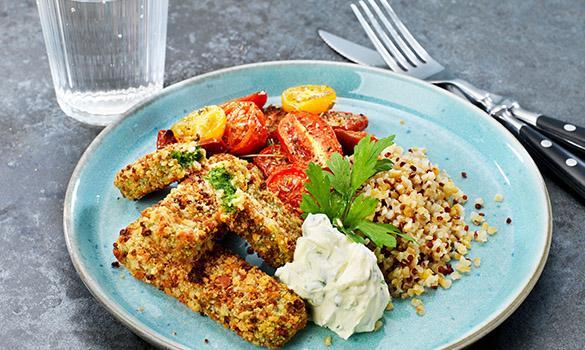 Pinaattipuikot kvinoalla ja basilikakastikkeella