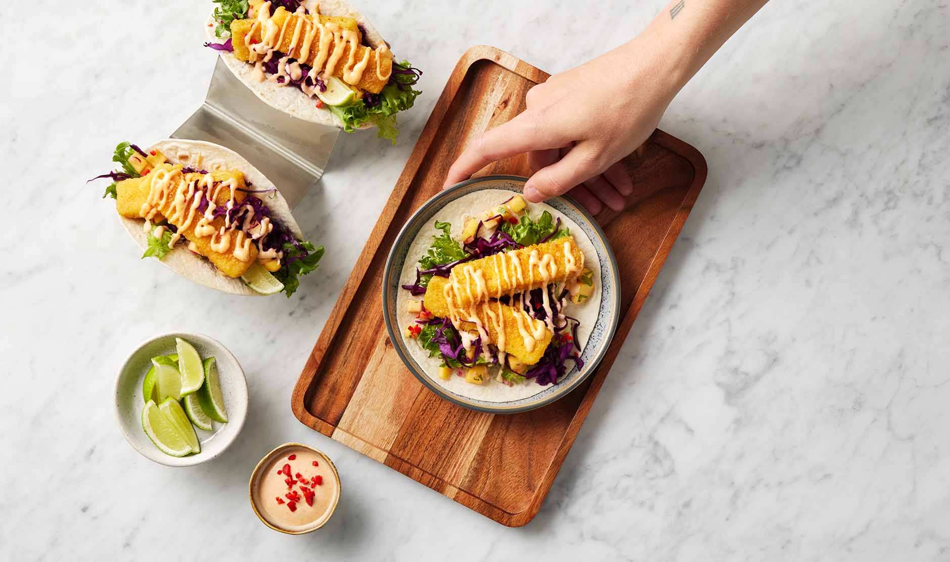 Kalapuikkotacot mangosalsalla ja srirachamajoneesilla