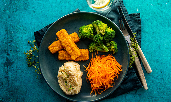 Rapeat kalapuikot perunamuusilla ja porkkanalla