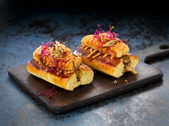 Briossileivät gluteenittomienkalapuikkojen sekä sipulin ja sienten kera