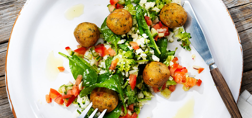 Falafel kukka- ja parsakaaliriisillä