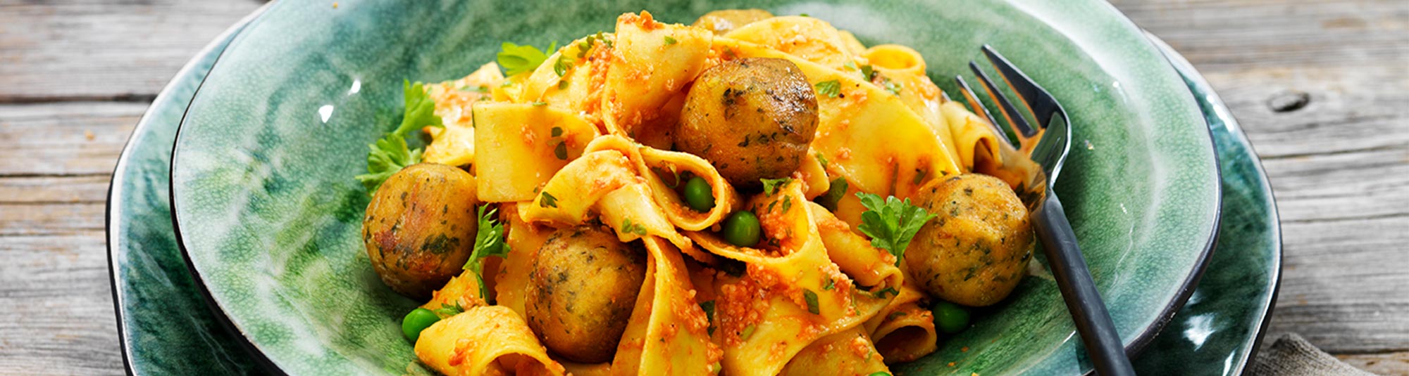 Falafel ja paprika-mantelipasta