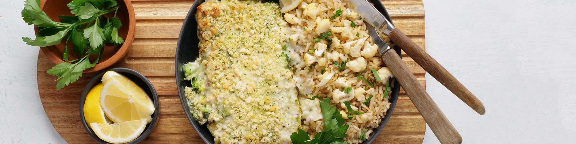 Uunikalaa parsakaalikastikkeella, kukkakaalia & riisiä