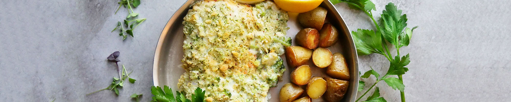 Uunikalaa parsakaalikastikkeella ja paahdettuja perunoita