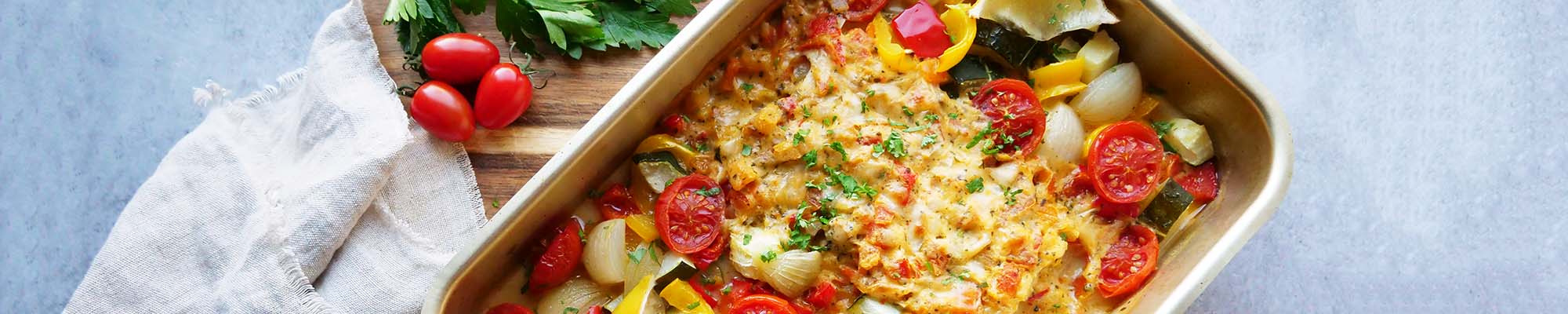 Uunikalaa tomaattikastikkeella & uunikasviksia