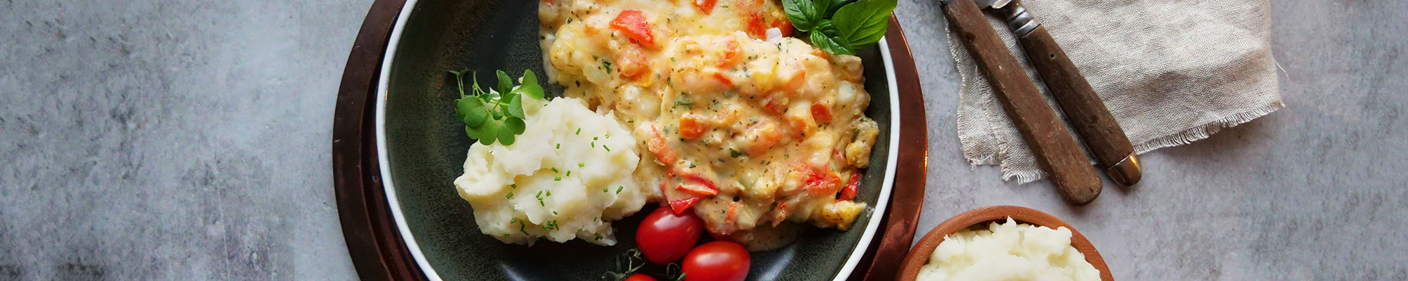 Uunikalaa tomaattikastikkeella & peruna-juurisellerimuusia