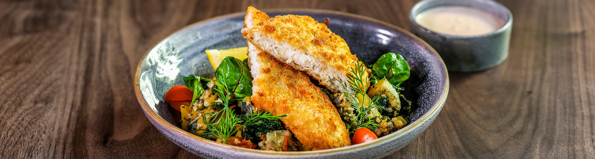 Kevyesti paneroituja kalafileitä sekä bulguria, kesäkurpitsaa ja kikherneitä