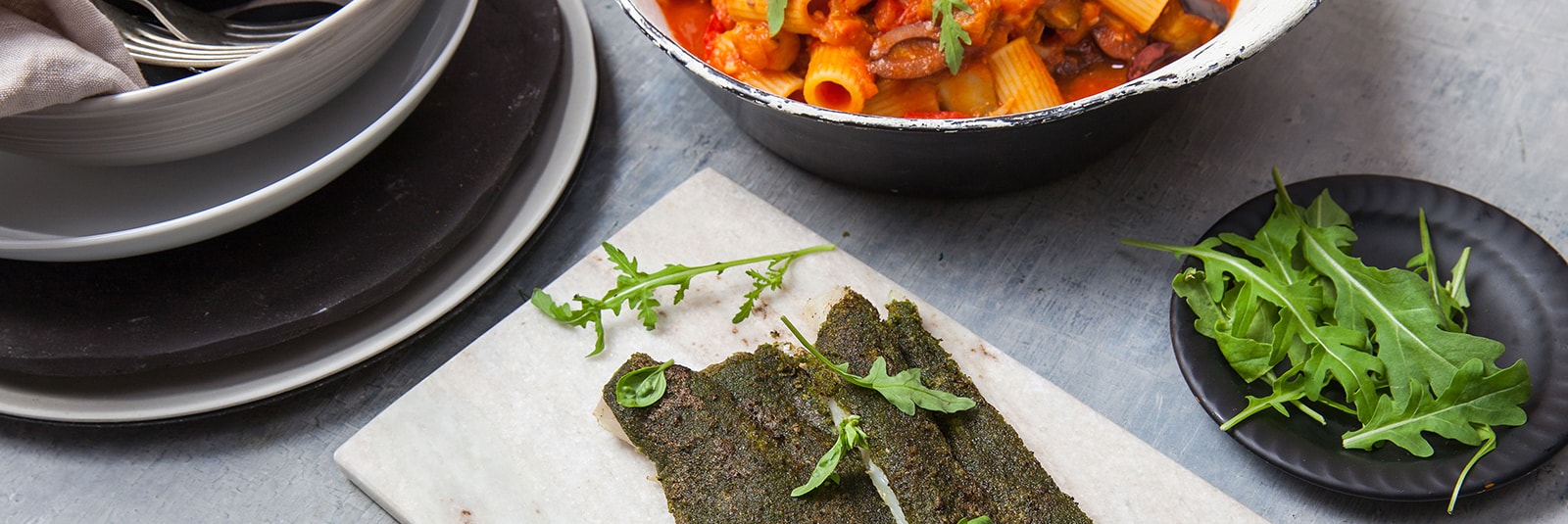 Basilikaleivällä kuorrutettua Alaskanseitiä & vihannes-puttanescapastaa