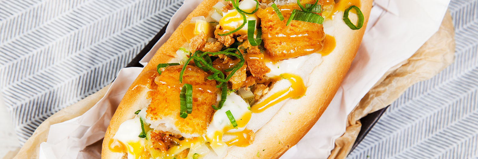 Kalapuikko hot dog, fenkoli-kurkkupikkelssiä ja limemajoneesia