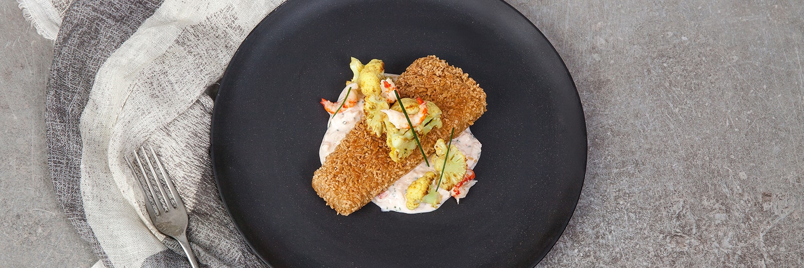 Paistetut Kullanrapeat kalafileet, rapu-jogurttia & paahdettua kukkakaalia