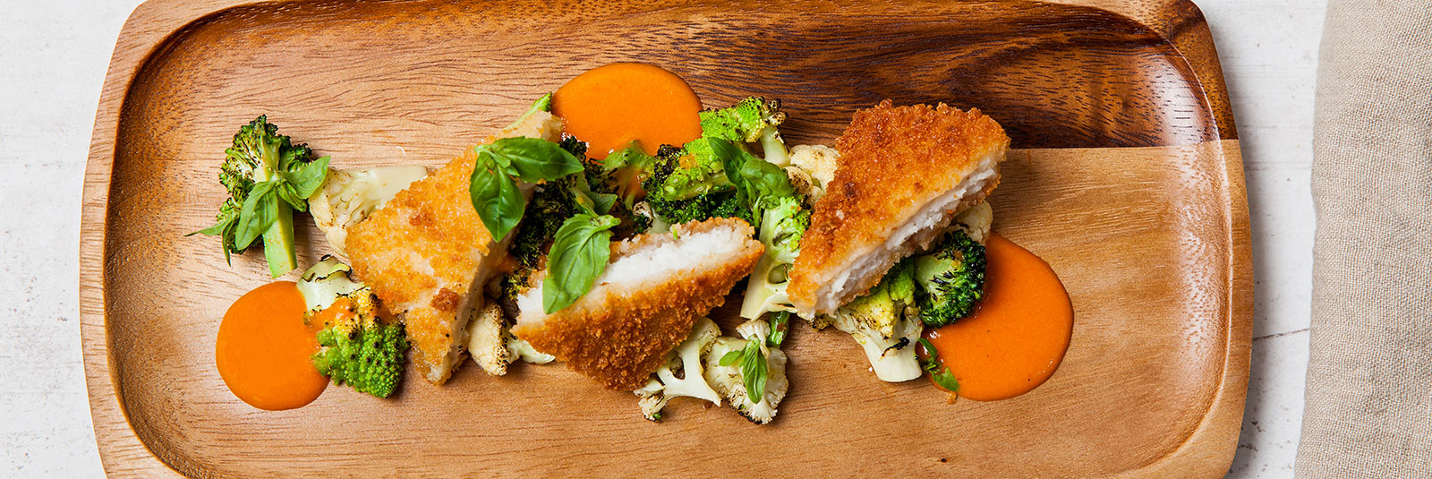 Sitruunaleikkeet, tomaatti-sipulivinegrettiä ja paahdettuja kaaleja