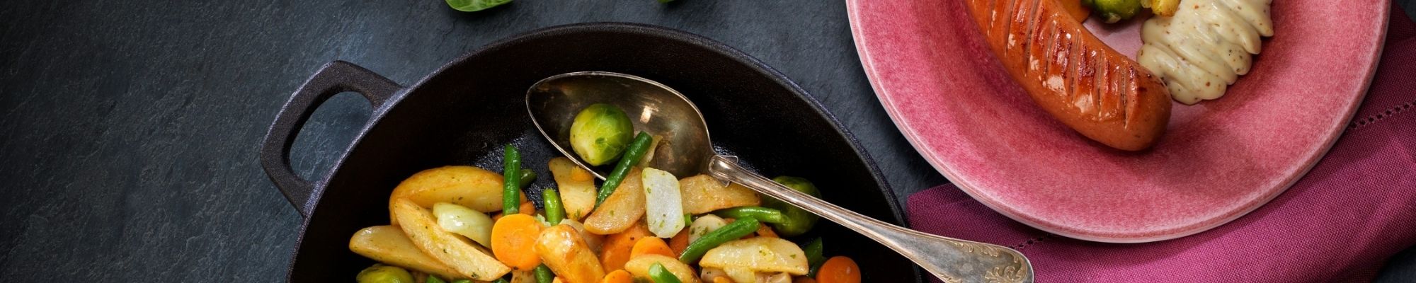 Garden Style -uuni- ja grillikasviksia, braatvurstia ja sinappikastiketta