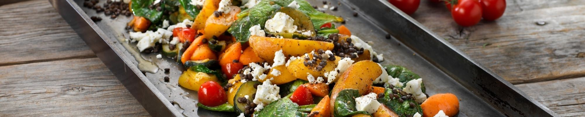 Mediterranean Style -uuni- ja grillikasviksia, fetajuustoa, belugalinssejä ja pinaattia